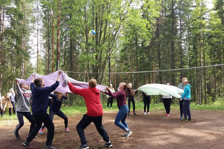 Nuoria pelaamassa lakanoilla lentopalloa