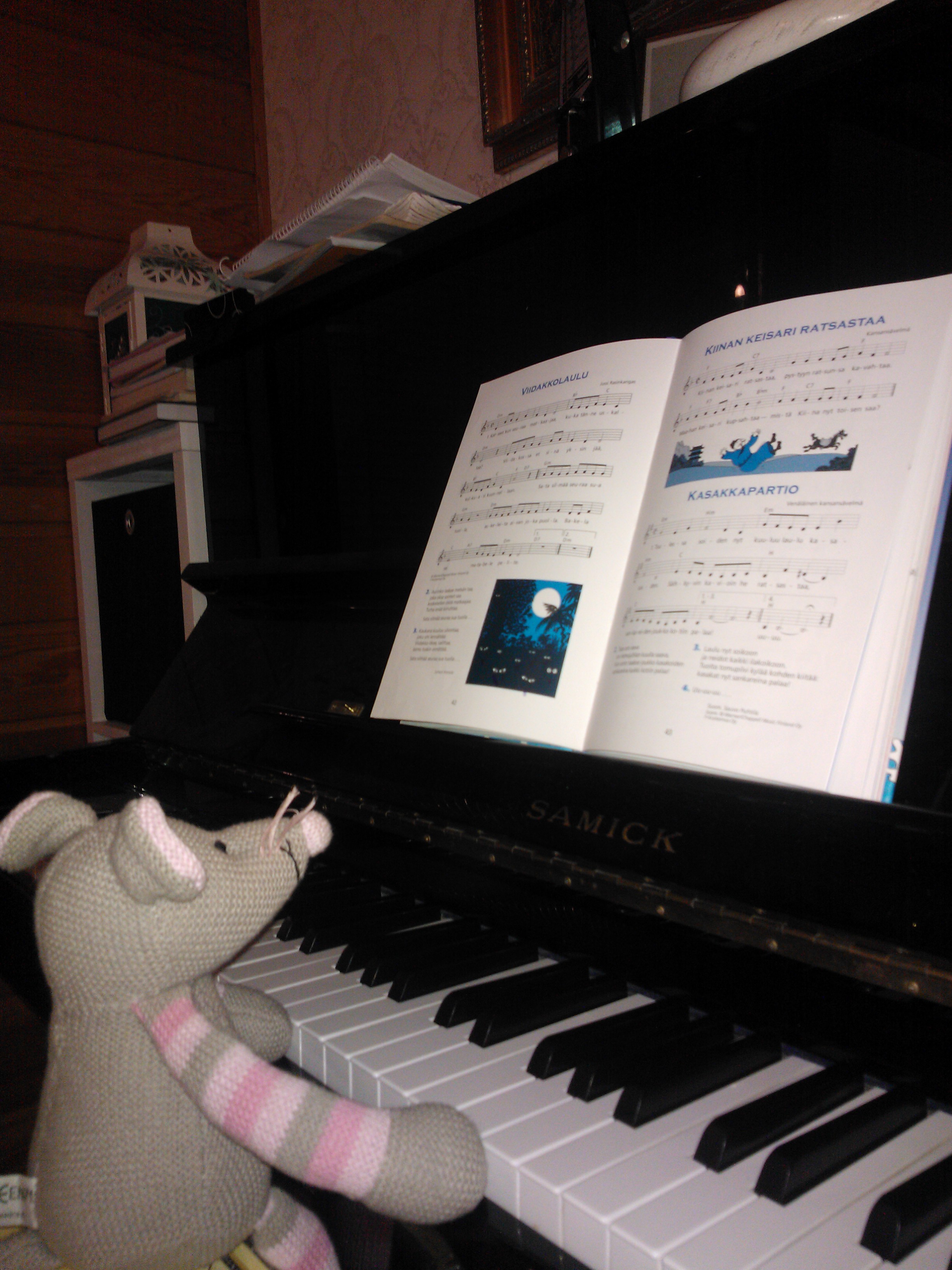 Hiiri -pehmolelu soittamassa pianoa.