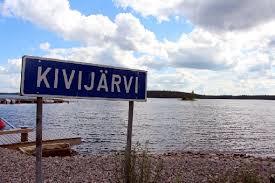 Tiekyltti, jossa lukee Kivijärvi. Taustalla järvi.