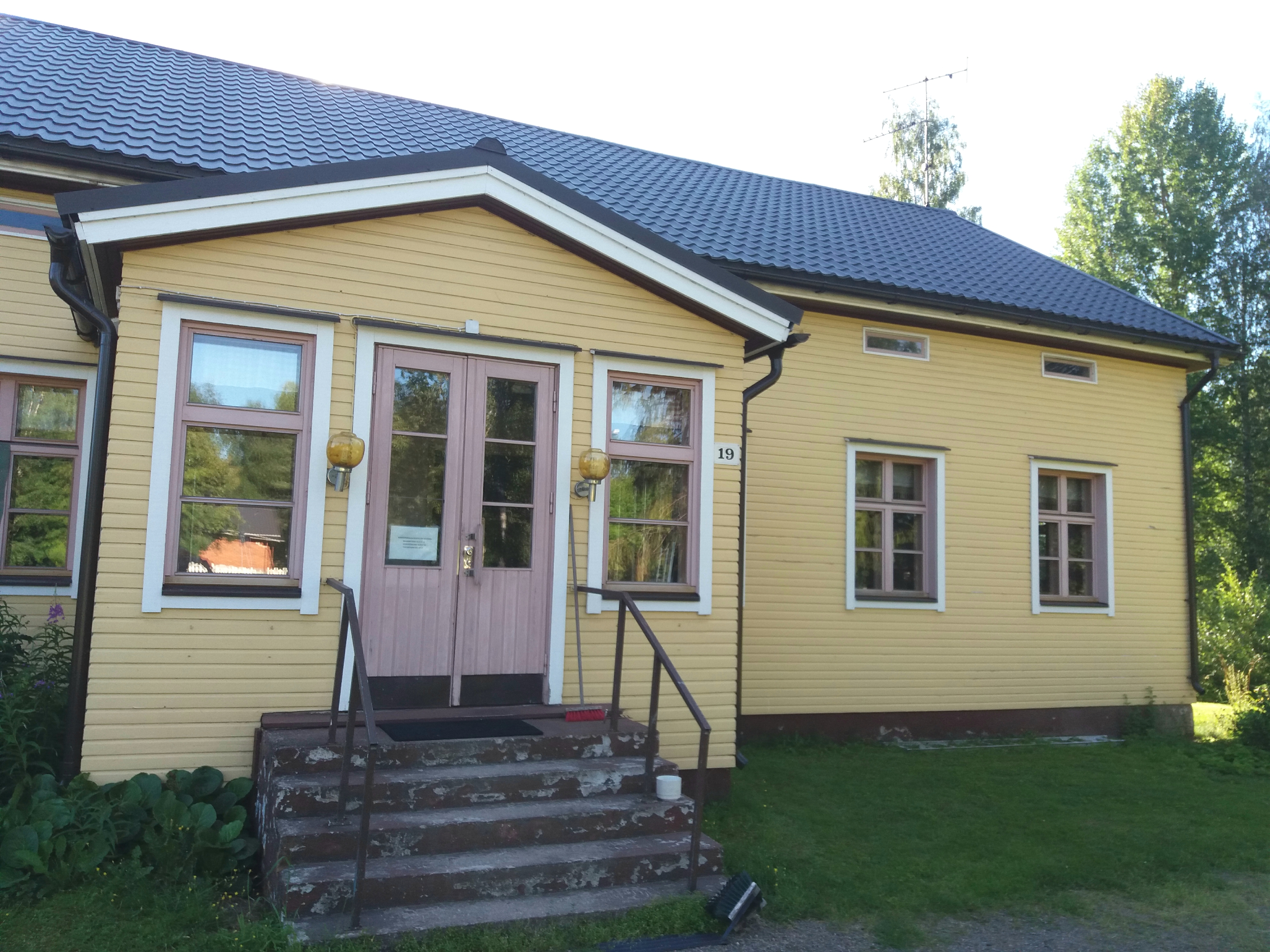 Kyyjärven pappila Keltainen puutalo, kuistilla valkoiset puitteet
