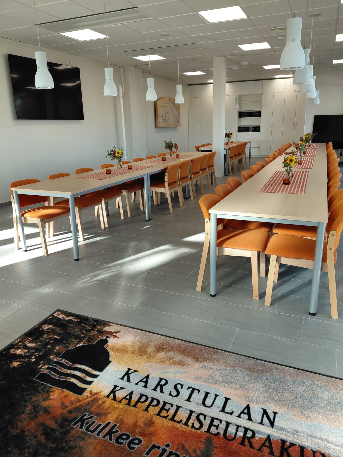 Kirkonkulman ruokailutilat pöytineen ja tuoleineen