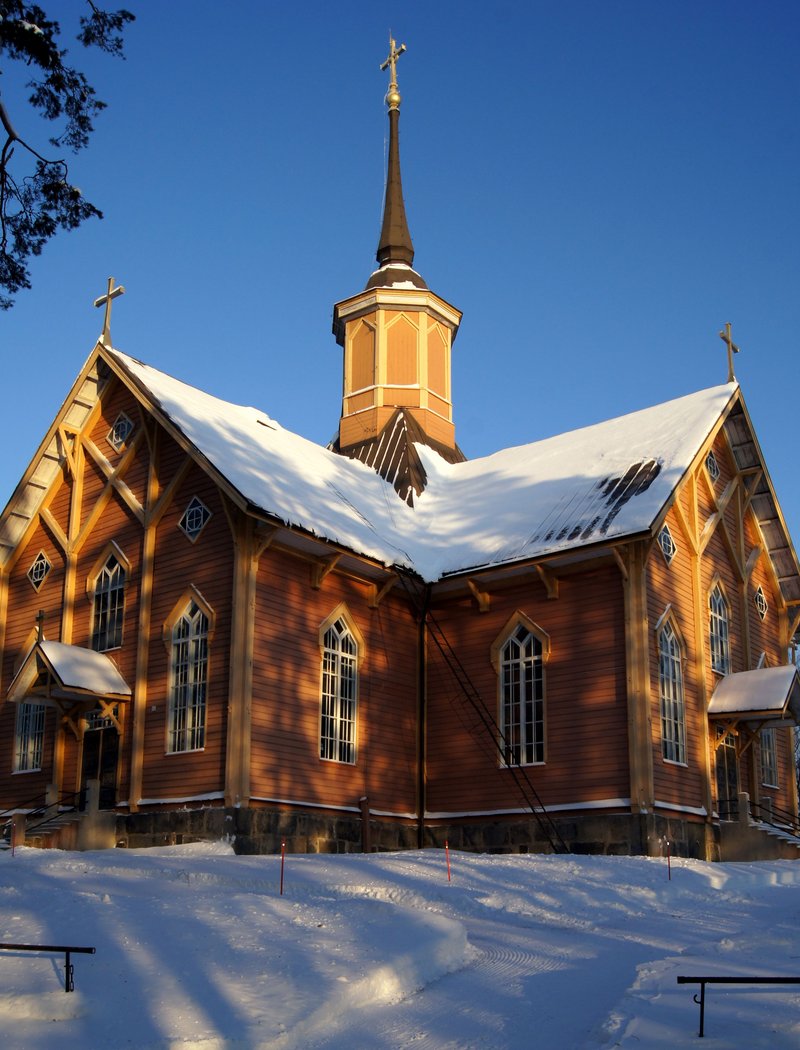 Keltainen ristikirkko talvimaisemassa 