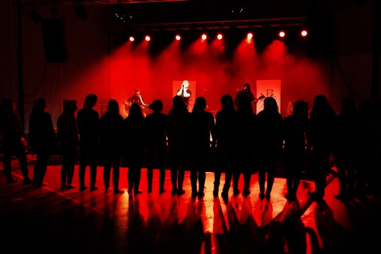 Nuoria konserttilavan edessä