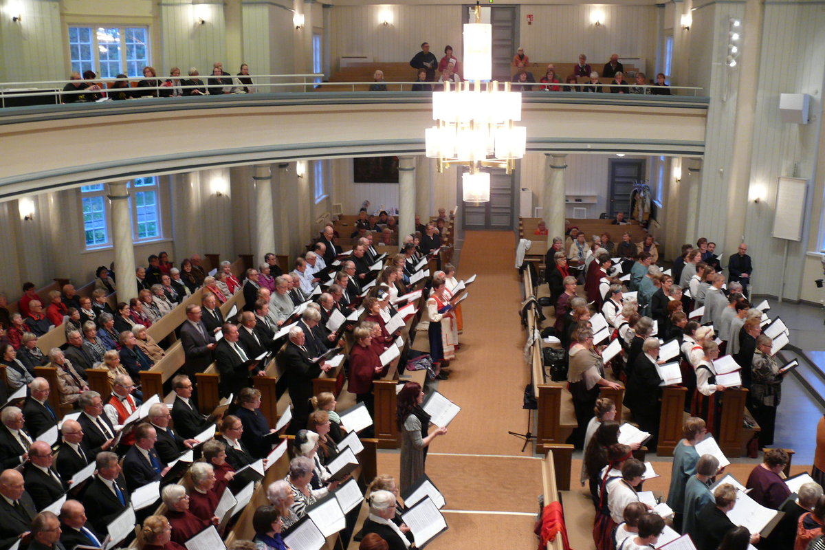 Keski-Suomen seurakuntien musiikkijuhla Saarijärvellä 17.9.2017. Kirkon penkit täynnä laulavia kuorolaisia.