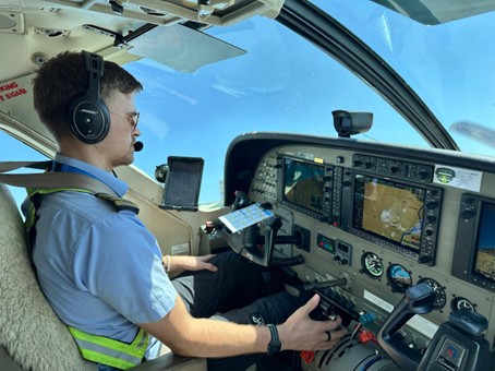Nimikkolähetti Iisakki Saari Cessna Grand Caravan lentokoneen ohjaamossa.